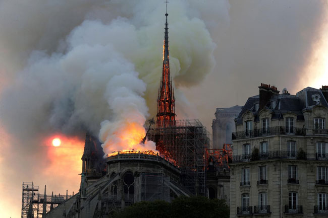 Nhà thờ Đức Bà Paris chìm trong lửa ngày 15-4-2019.