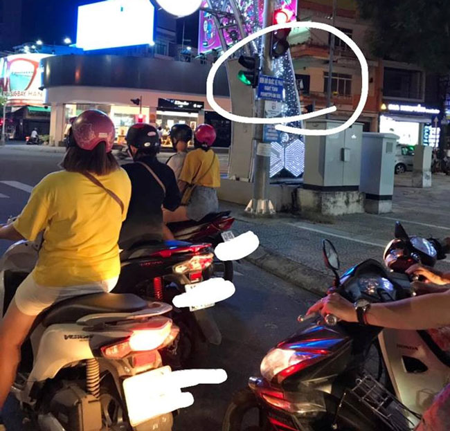 Nhiều người tham gia giao thông vẫn dừng xe ngay trên làn đường có chữ “đèn đỏ được rẽ phải”. Ảnh: Facebook Dương Dương