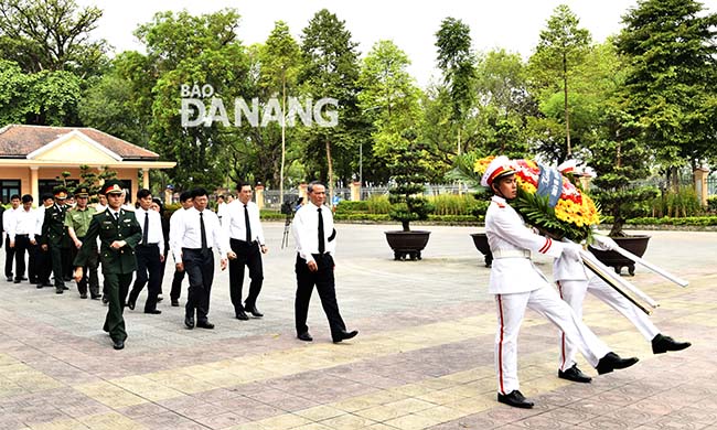 The delegation from Da Nang, led by municipal PaC Secretary cum Head of the municipal National Assembly Members’ Group Truong Quang Nghia, laid a wreath to pay tribute for the late President, General Le Duc Anh