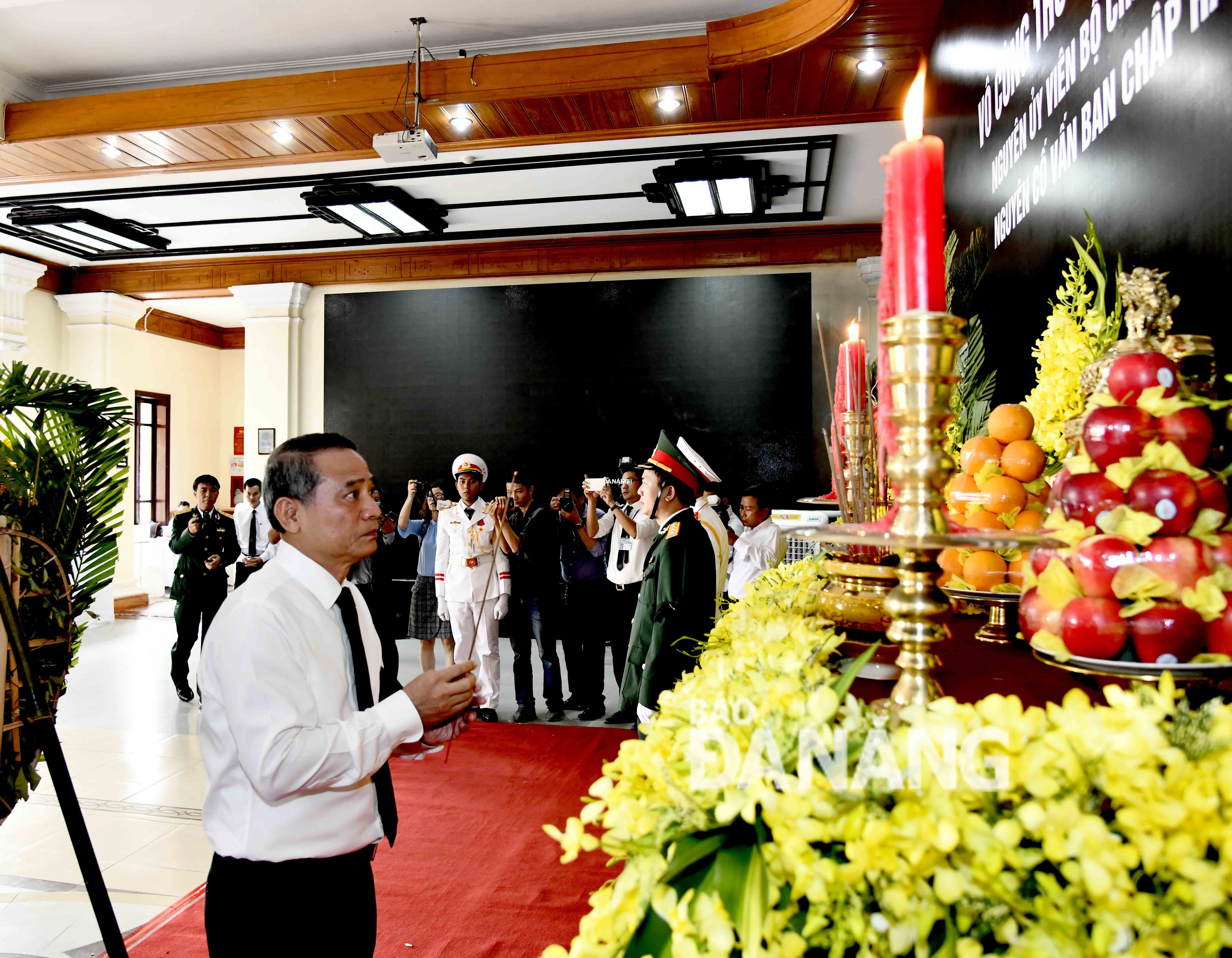 Secretary Nghia offering incense to General Le Duc Anh, former Politburo member cum former President of the Socialist Republic of Viet Nam 