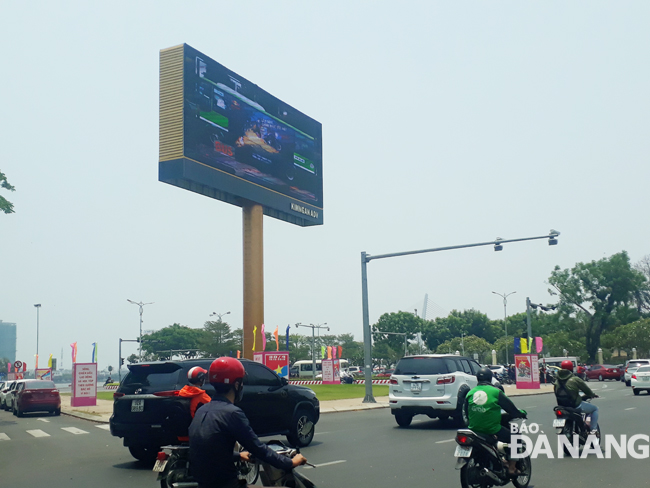 Thành phố có chủ trương hỗ trợ trực quan qua màng hình LED về các đường nay mới mở tại Đà Nẵng.