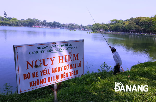 Dù được cảnh báo nguy hiểm nhưng nhiều người vẫn bất chấp vui chơi, câu cá 