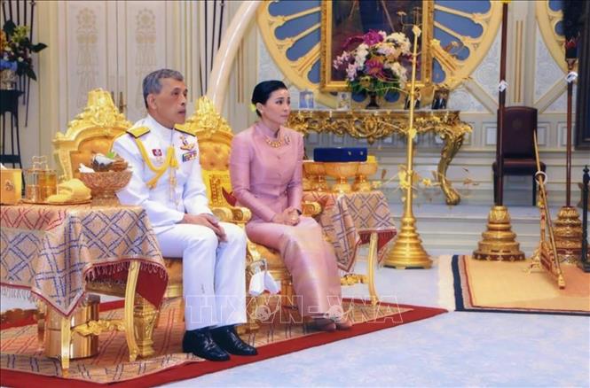 Nhà vua Thái Lan Maha Vajiralongkorn - Rama X và Hoàng hậu tại Bangkok, Thái Lan ngày 1-5. Ảnh: THX/TTXVN