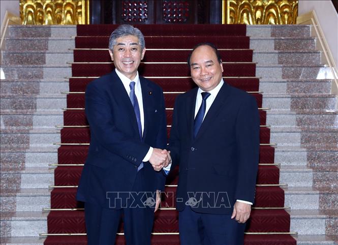 Thủ tướng Nguyễn Xuân Phúc đón Bộ trưởng Quốc phòng Nhật Bản Takeshi lwaya. Ảnh: Thống Nhất/TTXVN