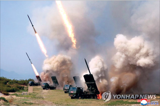 Hình ảnh do hãng thông tấn Trung ương Triều Tiên KCNA công bố ngày 5-5 cho thấy Bình Nhưỡng vừa thử giàn phóng rocket đa nòng và vũ khí dẫn đường chiến thuật. Ảnh: Yonhap