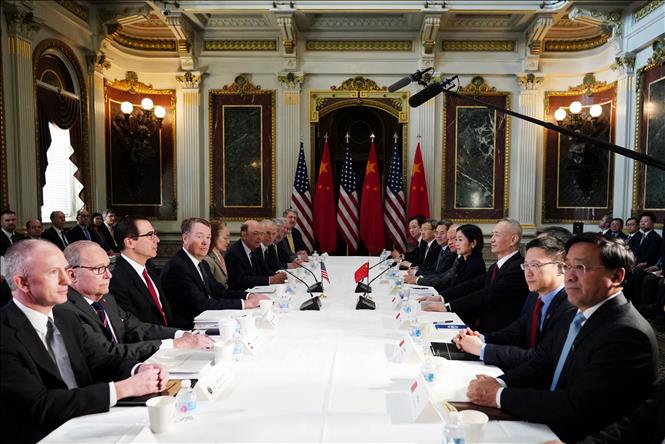 Trưởng đoàn đàm phán Trung Quốc, Phó Thủ tướng Lưu Hạc (thứ 4, phải) trong cuộc đàm phán thương mại với Bộ trưởng Tài chính Mỹ Steven Mnuchin (thứ 3, trái) và Đại diện Thương mại Robert Lighthizer (thứ 4, trái) tại Washington, DC ngày 21/2/2019. Ảnh: AFP/TTXVN
