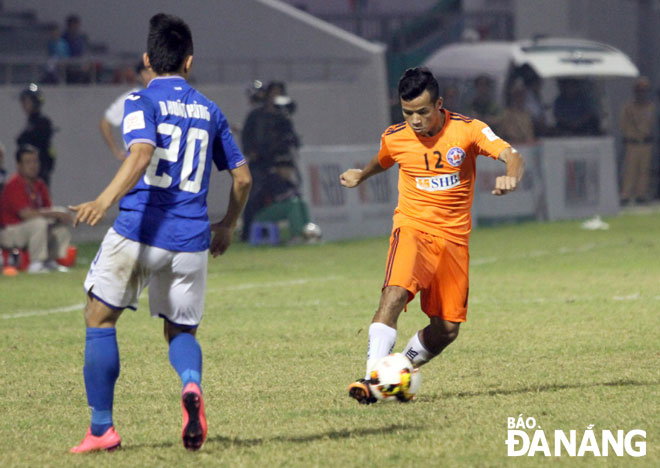 SHB’s player Hoang Minh Tam (in orange)