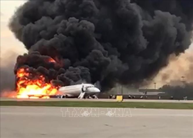 Máy bay chở khách bốc cháy dữ dội khi hạ cánh xuống sân bay Sheremetyevo ở Khimki, Nga ngày 5-5-2019. Ảnh: AFP/TTXVN