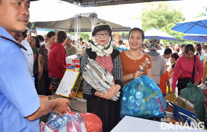 Hoa Cuong Bac Ward’s residents collected nearly 3 million VND from selling 613 kilos of papers, empty beer cans, and plastic bottles to help poor children