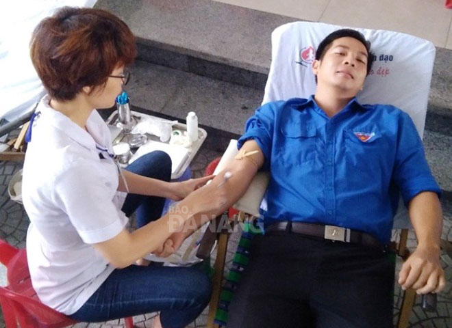 Tuổi trẻ Hòa Khánh Bắc hiến máu tình nguyện.