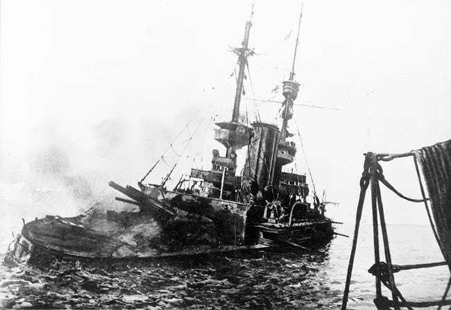 Tàu chiến HMS của Anh bị bỏ lại và đang chìm dần trong trận Gallipoli năm 1915 - một trận chiến bi thương khiến hơn 500.000 người thương vong.