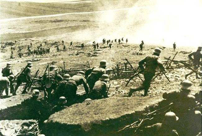  Binh lính Áo - Hung giao tranh dữ dội với lực lượng quân Italy trong trận chiến Isonzo từ năm 1915 - 1917.