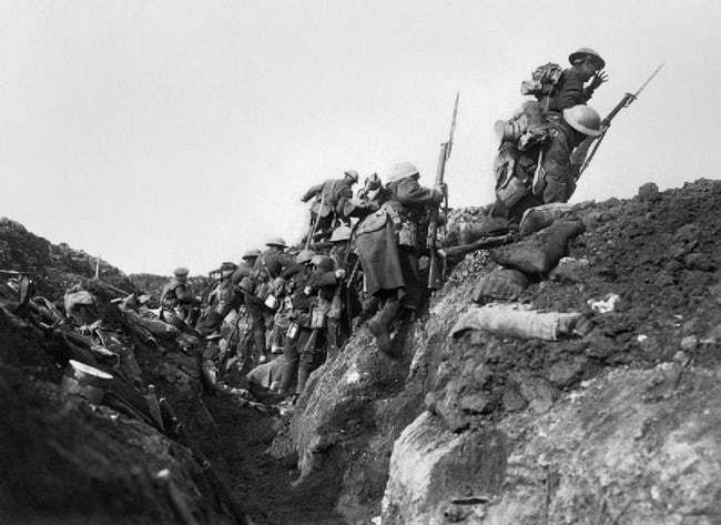  Binh lính Anh ở các chiến hào trong trận chiến Somme năm 1916.