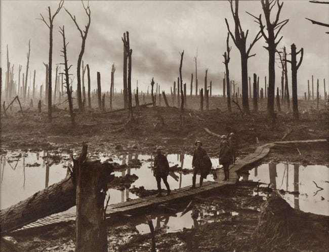 Các pháo thủ đeo mặt nạ phòng độc trong trận chiến Ypres lần thứ 3. Trận chiến này nằm trong những trận chiến ác liệt nhất Thế chiến I, diễn ra ở các dãy núi phía nam và khu vực phía đông thành phố Ypres ở Bỉ.