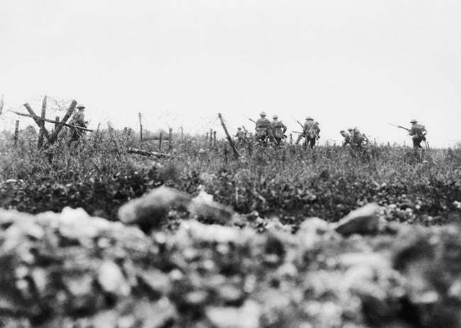 Bộ binh Pháp tiến lên tấn công trong trận Marne lần thứ nhất năm 1914. Thắng lợi của trận chiến này có vai trò quyết định đối với thất bại của quân Đức trong Thế chiến I.