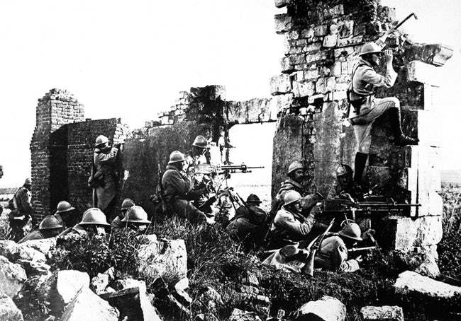 Các binh lính Pháp nấp sau đống đổ nát của một nhà thờ trong trận Marne lần thứ 2 diễn ra vào năm 1918.