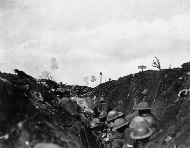 Các binh lính Canada trú ẩn ở một con hào trong trận chiến Flers-Courcelette, năm 1916.