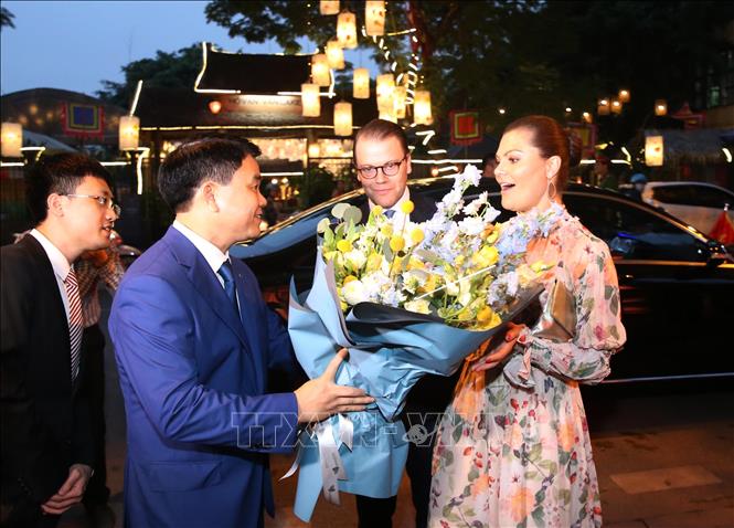 Chủ tịch Ủy ban nhân dân TP Hà Nội Nguyễn Đức Chung tặng hoa, chào mừng Công chúa kế vị Thụy Điển Victoria Ingrid Alice Desiree.