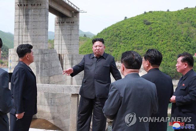 Nhà lãnh đạo Triều Tiên Kim Jong-un thăm Nhà máy điện Kumyagang số 2 (ảnh do KCNA công bố ngày 7-5).Ảnh: KCNA/Yonhap