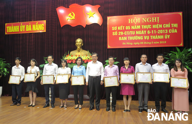 Chủ tịch UBND thành phố Huỳnh Đức Thơ trao Bằng khen của UBND thành phố cho 10 cá nhân có thành tích xuất sắc trong thực hiện Chỉ thị số 29-CT/TU
