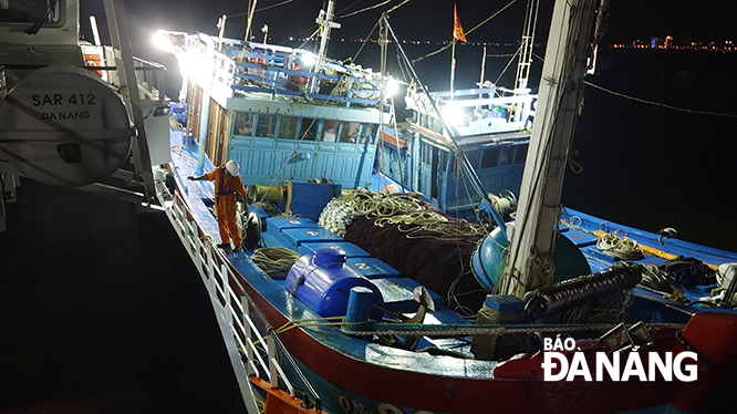 The 2 distressed fishing boats has been towed back to the Da Nang mainland safely by SAR 412