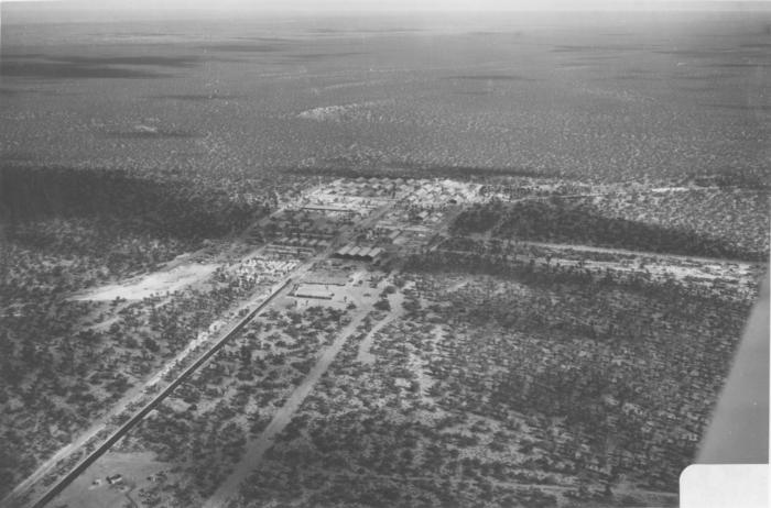 Ngôi làng Maralinga ở Nam Australia nhìn từ hướng Đông Bắc năm 1956. Ảnh: AAP