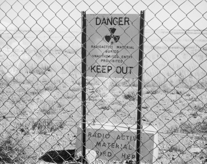 Tấm biển cảnh báo phóng xạ tại Maralinga năm 1952. Ảnh: AAP
