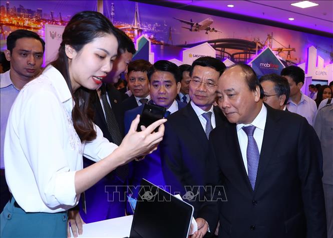 Thủ tướng Nguyễn Xuân Phúc thăm quan các sản phẩm công nghệ.