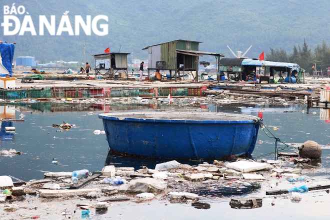 Rác nổi lềnh bềnh tại khu vực nuôi cá lồng bè Vịnh Mân Quang