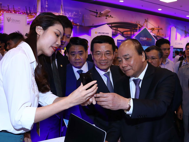 Thủ tướng Nguyễn Xuân Phúc và các đại biểu tham quan Triển lãm công nghệ Việt Nam. Ảnh: TTXVN