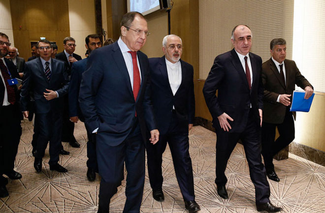 Ngoại trưởng Nga Sergei Lavrov (hàng trước, bìa trái) và Ngoại trưởng Iran Mohammad Javad Zarif (hàng trước, giữa) gặp gỡ tại Moscow, đề cập việc Mỹ gây áp lực lên Tehran liên quan thỏa thuận hạt nhân. Ảnh: Reuters