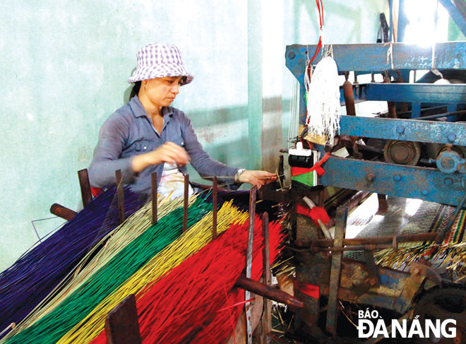 Hiện ở Bàn Thạch có một số hộ đầu tư máy dệt để tăng năng suất. Tại xưởng chiếu của ông Đỗ Phú, một lao động có thể làm được 10 chiếc chiếu/ngày.