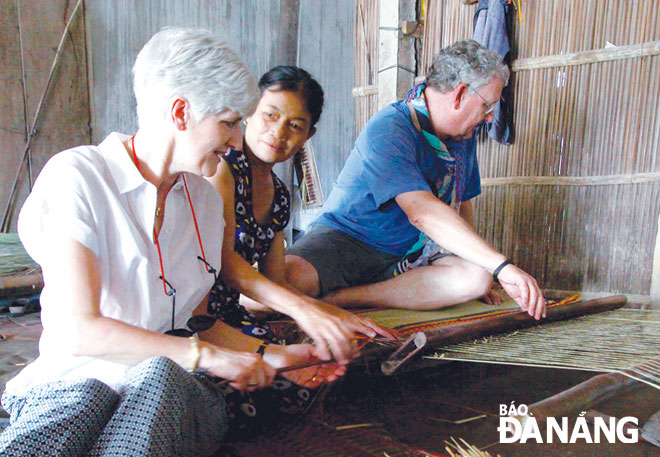 Khung dệt trong nhà bà Lê Thị Hồng thường xuyên đón những đoàn khách nước ngoài tham quan trải nghiệm nghề dệt chiếu.