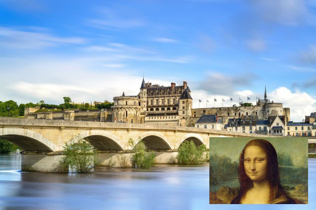 Lâu đài d’Amboise trên bờ sông Loire, Pháp. Tranh Mona Lisa của Leonardo (góc phải).