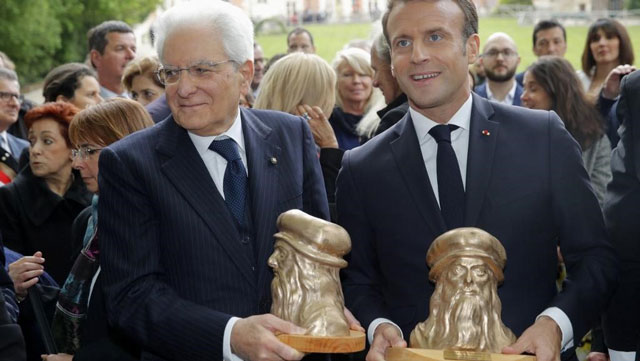 Tổng thống Ý Sergio Mattarella (trái) và Tổng thống Pháp  Emmanuel Macron giữ bức tượng bán thân của họa sĩ và nhà khoa học người Ý Leonardo da Vinci nhân kỷ niệm 500 năm ngày mất của Leonardo da Vinci, vào ngày 2-5. 