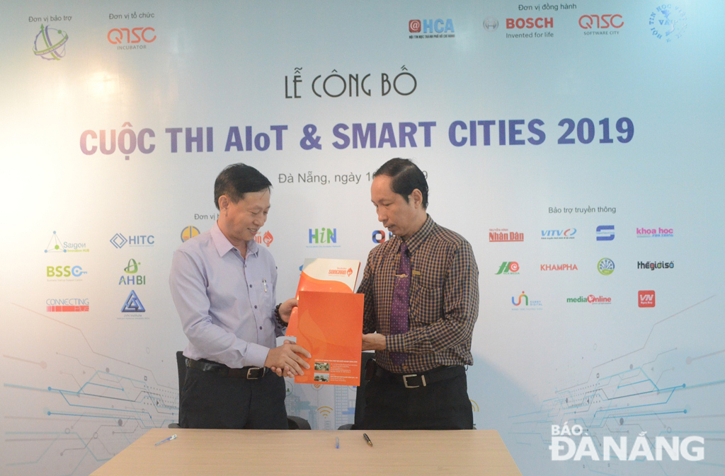 Đại diện Vườn ươm doanh nghiệp phần mềm Quang Trung và Công ty CP Ươm tạo khởi nghiệp Sông Hàn ký kết thỏa thuận hợp tác.