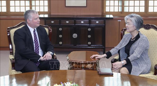 Ngoại trưởng Hàn Quốc Kang Kyung-wha (phải) và Đặc phái viên Mỹ về Triều Tiên Stephen Biegun trong cuộc gặp tại Seoul, Hàn Quốc, ngày 10/5/2019. Ảnh: Yonhap/ TTXVN