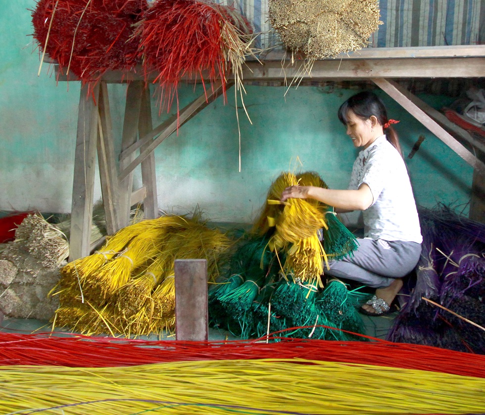 Craftswoman Dang Thi Thuy, 44, preparing for weaving sedge-mats
