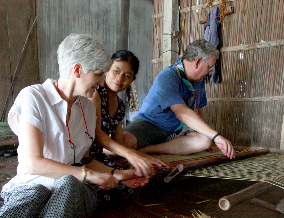 Mrs Le Thi Hong’s house welcomes many foreigners to experience the sedge mat-making process