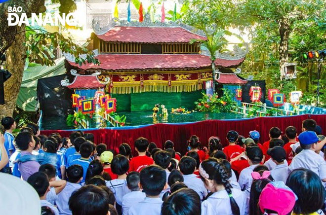 Múa rối nước do Nhà hát Tuồng Nguyễn Hiển Dĩnh biểu diễn tại đình làng Hải Châu.