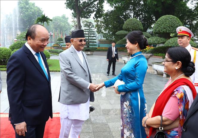 Thủ tướng Nguyễn Xuân Phúc và Phu nhân cùng Thủ tướng Nepal KP Sharma Oli và Phu nhân tại lễ đón.