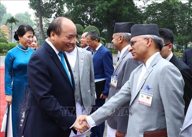 Thủ tướng Nguyễn Xuân Phúc và Thủ tướng Nepal KP Sharma Oli giới thiệu các thành viên Đoàn đại biểu hai nước.
