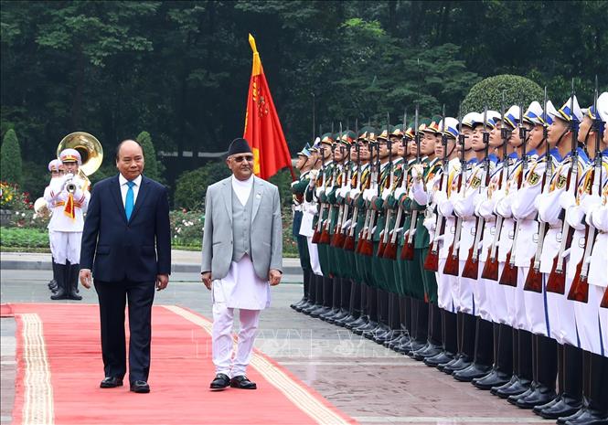 Thủ tướng Nguyễn Xuân Phúc và Thủ tướng Nepal KP Sharma Oli duyệt Đội Danh dự Quân đội nhân dân Việt Nam.