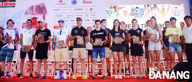 The outstanding athletes of the Ironman 70.3 Asia-Pacific Championship 2019 receiving mementoes from the Da Nang authorities 