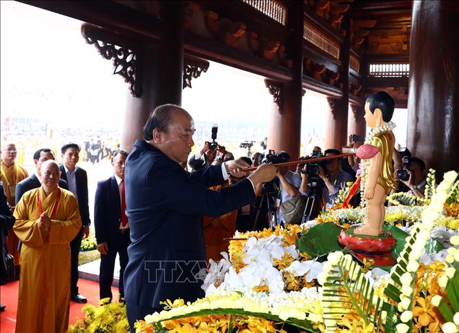 Thủ tướng Chính phủ Nguyễn Xuân Phúc thực hiện nghi lễ tắm Phật. Ảnh: Thống Nhất/TTXVN