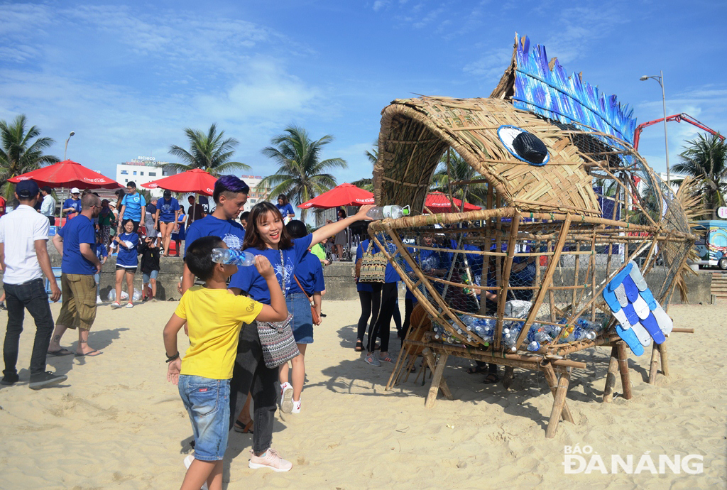 The larger-than-life ‘Goby swallowing plastic waste’ model attracting a great deal of attention from both locals and visitors.