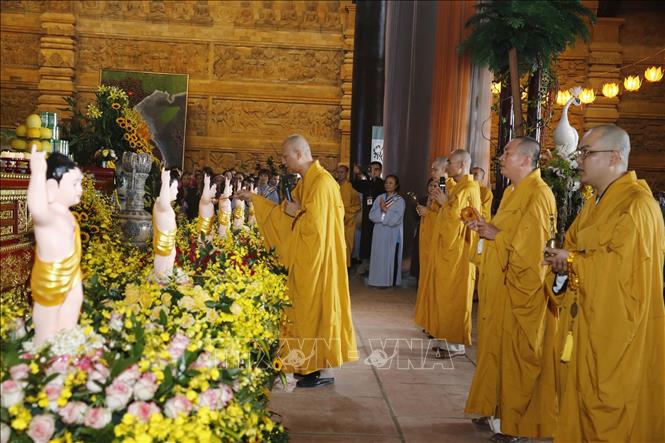 Tăng, ni thực hiện nghi thức lễ Tắm Phật tại điện Pháp Chủ, chùa Tam Chúc. Ảnh: Lâm Khánh/TTXVN