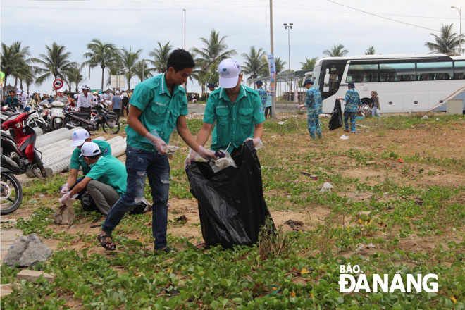 Quân và dân quận Ngũ Hành Sơn tổng dọn vệ sinh môi trường, hưởng ứng phong trào “Ngày chủ nhật xanh-sạch-đẹp”.