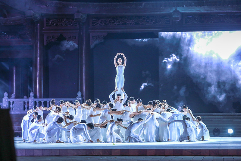 Màn múa Khai giác khiến người xem trầm trồ với phần trình diễn của hơn 100 diễn viên múa chuyên nghiệp, được dàn dựng bởi biên đạo múa Trần Ly Ly
