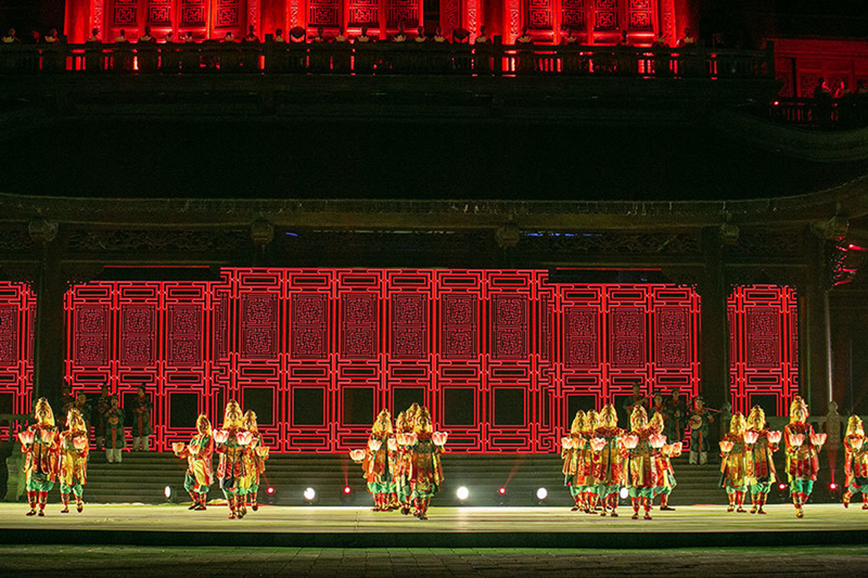 Màn múa Lục cúng hoa đăng của nước chủ nhà Việt Nam nhận được rất nhiều lời khen ngợi của bạn bè quốc tế.